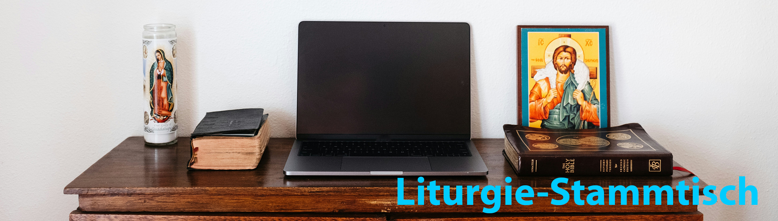 Grant Whitty auf https://unsplash.com/de/fotos/schwarzer-laptop-auf-braunem-holztisch-Pyb5Ky_degE